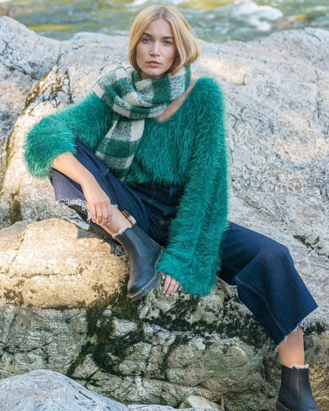Alicia V-neck sweater with wide sleeves